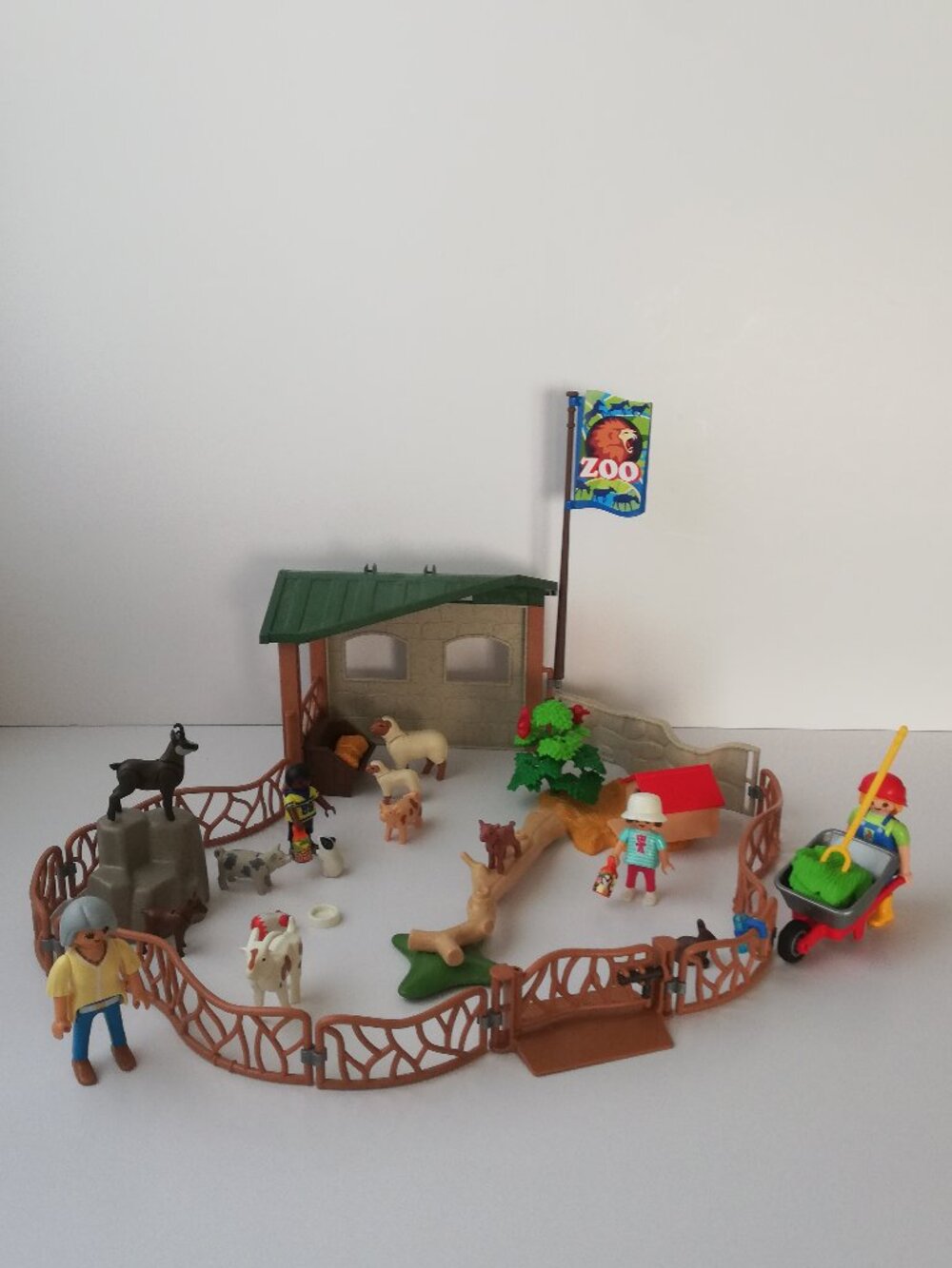 2014 Playmobil City Life Petting Zoo with Box